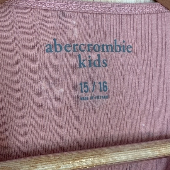 Y2K Abercrombie Kids Dusty Pink Ribbed Tee size 15/16. Fits Women’s XS & S! - Picture 3 of 4